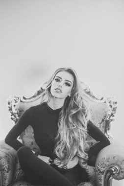 Kadın koltukta, sakin ol