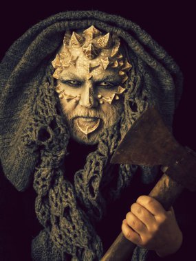 Adam elinde balta ile