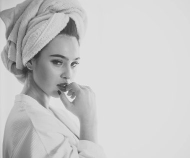 Havlu kafa rahatlatıcı, spa ya da duş sonra kızla.