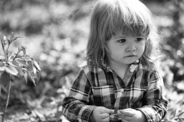 Küçük çocuk açık