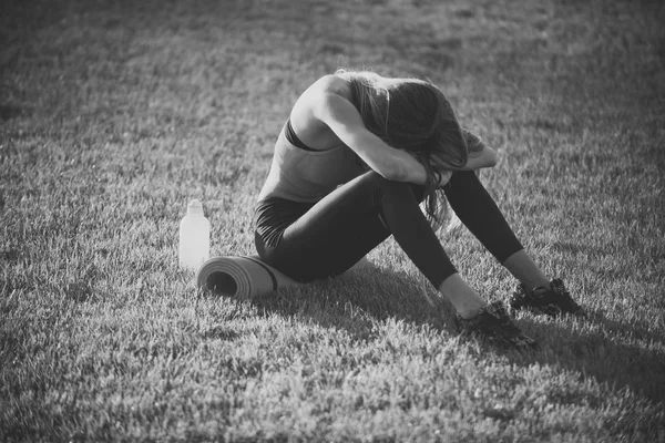 Moe vrouw in sportkleding ontspannen na training, opleiding — Stockfoto