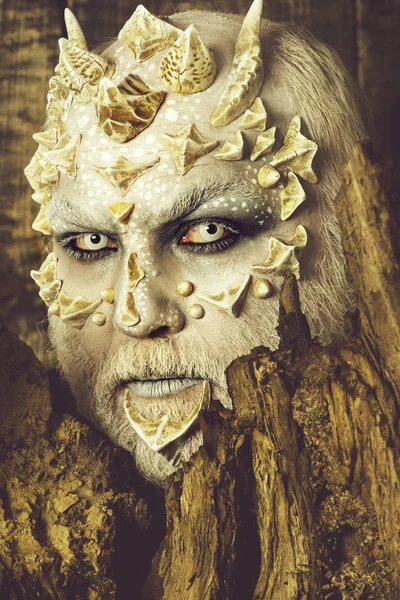Людина зі шкірою дракона і бородатим обличчям — стокове фото