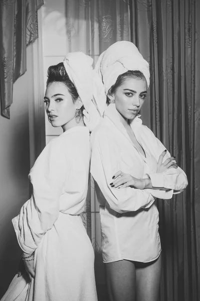 Dziewczyny z ręczników na głowach noszą szlafrok z zasłonami — Zdjęcie stockowe