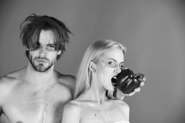 Joven pareja de mujer y hombre con maquillaje hold pepper — Foto de Stock