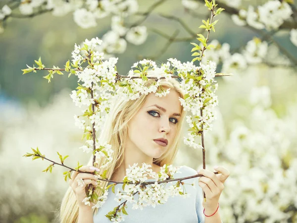 Fiore primaverile in giardino ciliegio con bella ragazza — Foto Stock