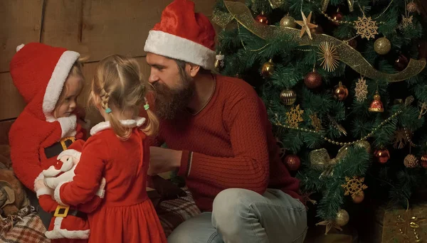 Famiglia natale di padre barbuto e bambini in cappello di Babbo Natale — Foto Stock