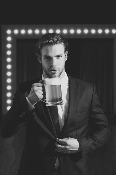 Przystojny mężczyzna lub biznesmen trzymać piwo szkło, spotkania i relaks — Zdjęcie stockowe