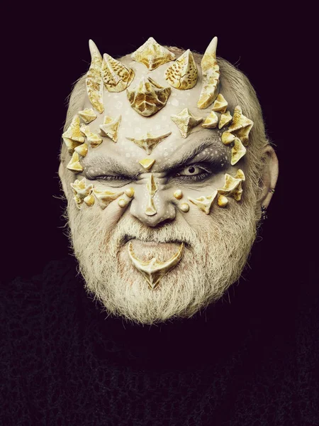 Homem com pele de dragão e barba — Fotografia de Stock