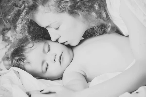 Mãe beijando bebê — Fotografia de Stock