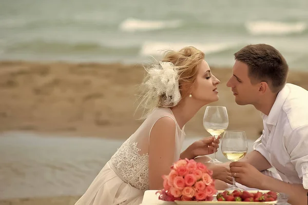 Casamento casal beber vinho na praia — Fotografia de Stock