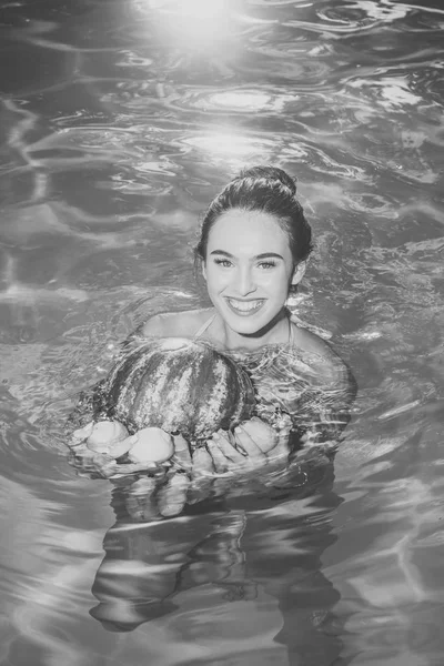 Régime alimentaire et des aliments biologiques sains, végétariens. régime avec des bananes fraîches fruits de la femme dans la piscine — Photo