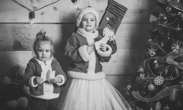 Weihnachtsfeier Kindheit Weihnachten Glückliche Kinder Mit Rotem Hut Winterurlaub Und — Stockfoto