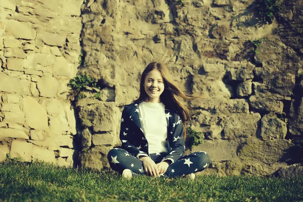 Tini lány közelében kőfal — Stock Fotó