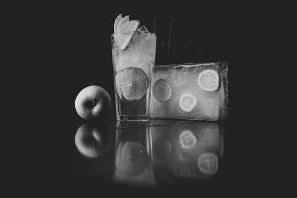Cocktails met ijsblokje in glas geïsoleerd op zwart. — Stockfoto