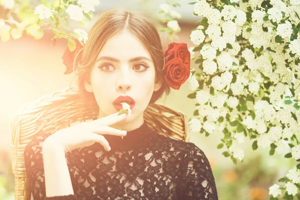 Mulher com flor branca na mão — Fotografia de Stock