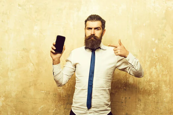 Muž, nebo bokovky s dlouhým vousem držet telefon — Stock fotografie