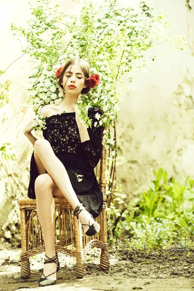 Красива дівчина з модним іспанським макіяжем, трояндовою квіткою у волоссі — стокове фото