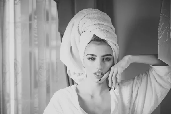 Ελκυστική νεαρή κοπέλα με το μπουρνούζι και με πετσέτα στο κεφάλι — Φωτογραφία Αρχείου