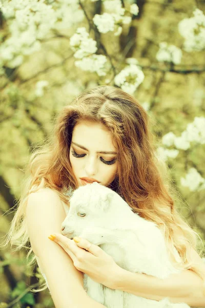 Mulher com cabra em flor — Fotografia de Stock