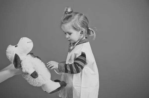 Barn veterinären undersöka leksak djur med stetoskop — Stockfoto