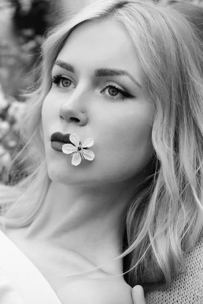 Femme ou fille sexy tenir fleur de cerise dans la bouche, printemps — Photo