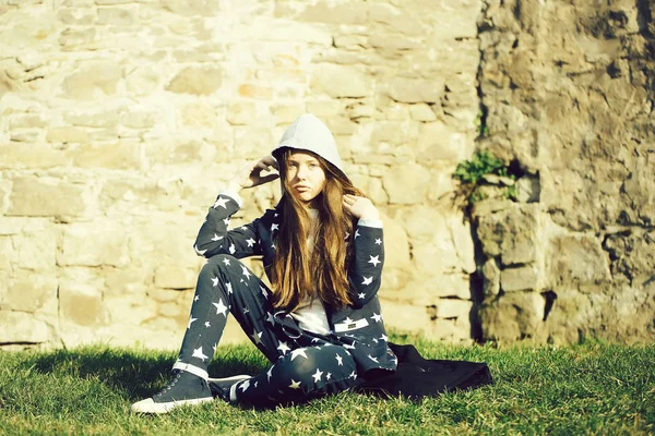 Teenager Mädchen in der Nähe von Steinmauer — Stockfoto