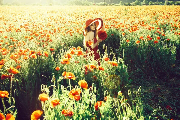 Csokor virág lány retro kalap, pipacs mező — Stock Fotó