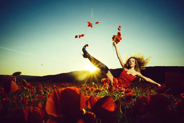 Dancing girl in field of poppy seed — Stock Photo, Image