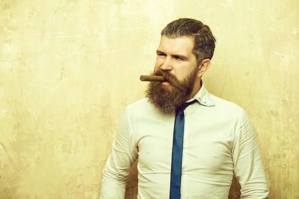 Homme barbu sur le visage sérieux fumant cigare — Photo