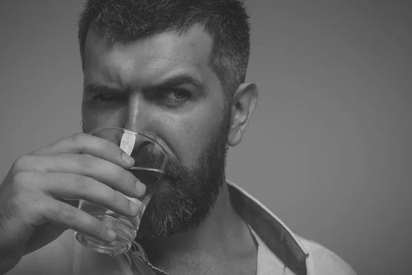 Bebaarde man water drinken — Stockfoto