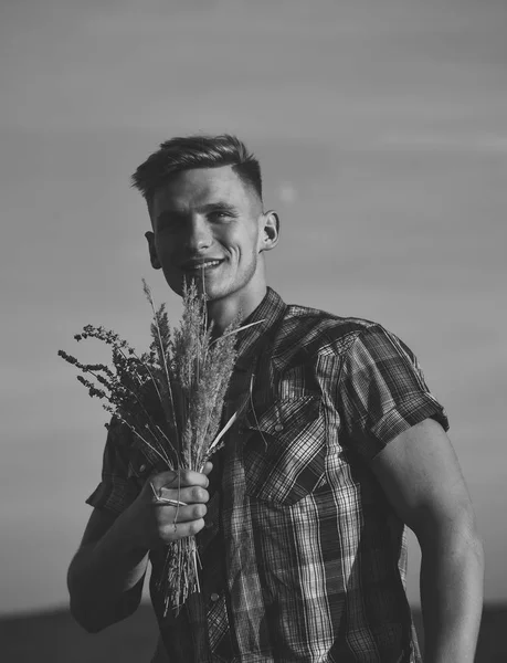 Farmář muž s pšenicí v ruce, sklizeň koncepce — Stock fotografie