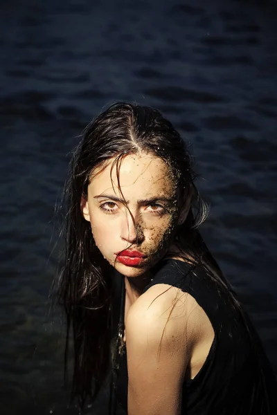 Jonge vrouw schoonheid portret in water — Stockfoto