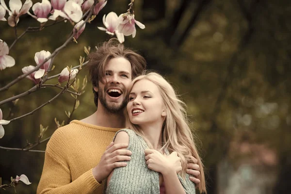 Couple amoureux au printemps magnolia fleurs — Photo