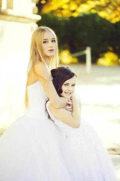 Підліток з дівчиною в білих сукнях — стокове фото
