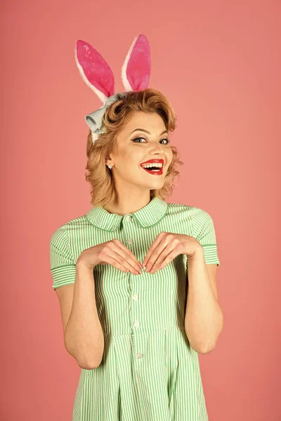 Pasen, make-up, pinup party, meisje in de oren van het konijn. — Stockfoto