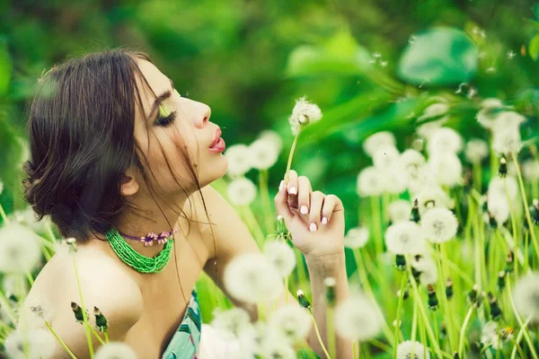 Frau mit modischem Make-up und Perlen in grünen Blättern — Stockfoto