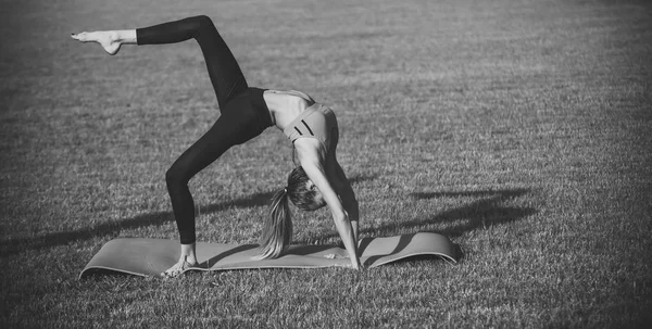 性感女子运动员做瑜伽练习, 活动 — 图库照片