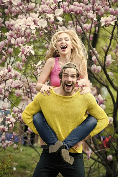 Verliebtes Paar in blühende Blume, Frühling. — Stockfoto