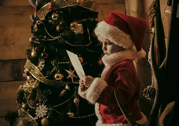 クリスマスの幸せな子供は 願いの手紙を読んだ クリスマス パーティーのお祝い 新年紙で小さな女の子 冬の休日や休暇 クリスマス ツリー サンタ クロース子供 — ストック写真