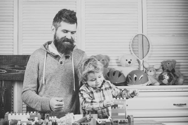 Conceito de tempo familiar. Pai e filho brincam juntos na sala de jogos — Fotografia de Stock