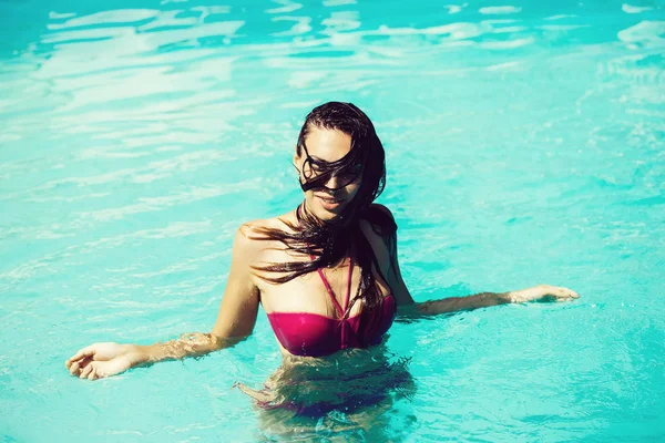 Yüzme havuzunda çok seksi kadın — Stok fotoğraf