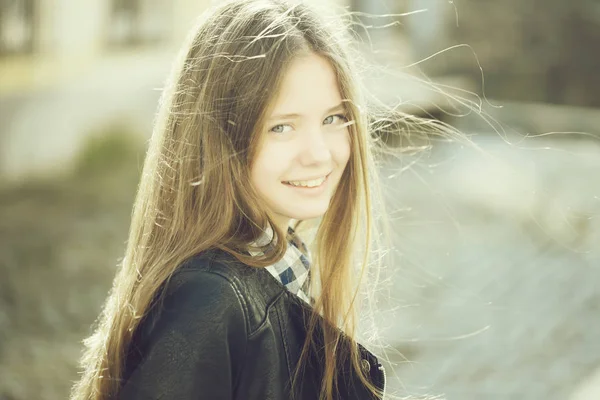 Adolescente bonito menina ao ar livre — Fotografia de Stock