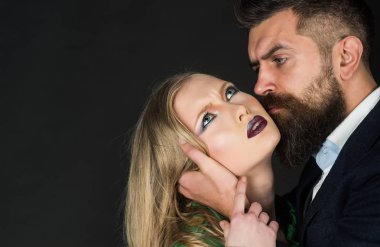 Cinsel istek sevinci. Moda stil ve saç bakımı. İki aşık. Adam sarılmak kadın uzun saçlı sakallı. Moda giyim samimi çift. Stil ikonları. İkisi de moda, kopya alanı seviyorum.