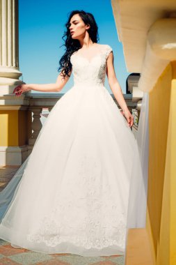 Şık düğün salonu gelin için bekliyor. Güzel gelinlik butik. Mutlu Gelin düğünden önce. Harika gelin kıyafeti. kadın düğün için hazırlanıyor. Hayalleri gerçek oldu. Mutlu an