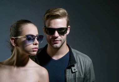 Güzel hazırlanmış güneş gözlüğü. Dostluk ilişkileri. Moda modelleri son moda gözlük. İki aşık. Çift erkek ve kadın moda gözlük takıyor. İlişkileri seviyorum. Dostluk günü. Genç uzmanlık
