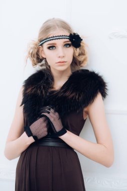 Kadın moda portre. Moda saçları Vintage kız. Retro Bayan Bakımı moda blog. Güzellik ve moda moda model bak. Retro kadın moda makyaj ile. O harika bir tarzda var