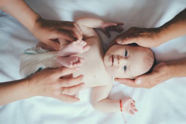 Yeni doğan bebek bakımı. Yeni doğan çocuk bakımı. Küçük bebek masajı pediatrist. Pediatri ve Neonatoloji. Pediatri yenilikler. Neonatoloji zorluklar. En iyi bakım yeni doğan
