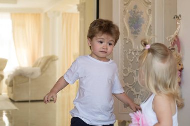 Saç nokta tarak. Küçük çocuk ve sarışın saçlı kız. Şık saç modelleri ile küçük çocuk. Kardeş birlikte oynar. Çocuk gelişim. Çocukluk Oyunlar. Yeni saç modeli, yeni sen