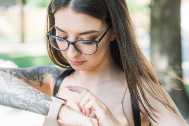 yaz moda ve güzellik bak. Gözlüklü seksi kadın. Kadın moda portre. şık ve trendy öğrenci kız. Dövme. Neşeli bayan bakımı moda blog. Saat kaç. dinlenmek için zaman. geç