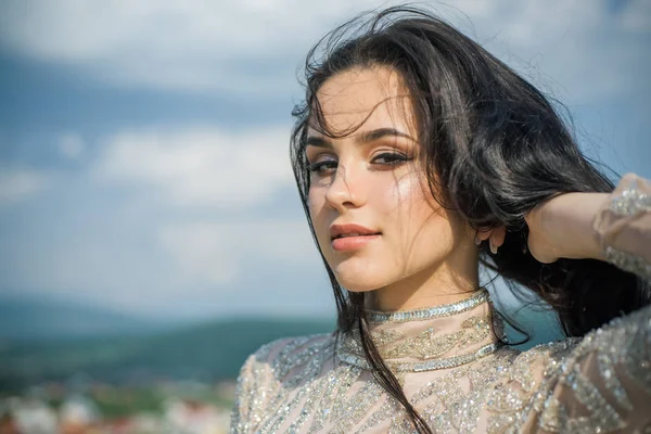 Jolie fille avec de longs cheveux bruns. Salon de beauté et coiffeur. Portrait de mode de femme. Joyeux fille mignonne en plein air. Cosmétiques de maquillage et soins de la peau, espace de copie. Suivant son style personnel — Photo